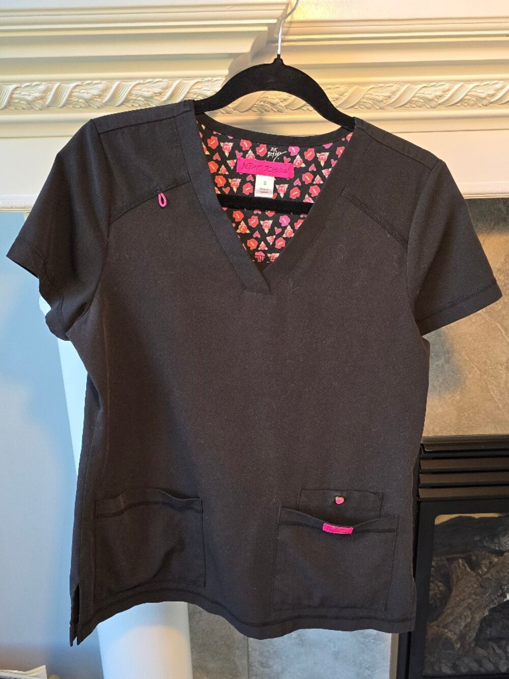 Betsey Johnson by Koi "Freesia" Medi Scrub Top - Gray/Black &Pink Floral - Small